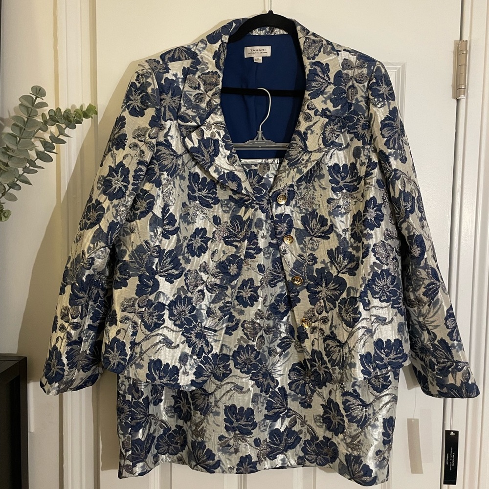 Gorgeous Tahari Jacket/Skirt Set